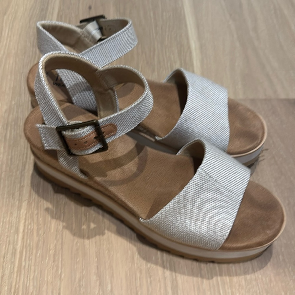 Tom’s 7.5 summer wedge heel